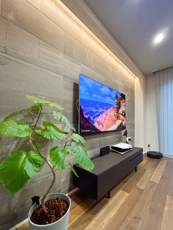 下がり壁と間接照明でホテルライクなテレビ背面