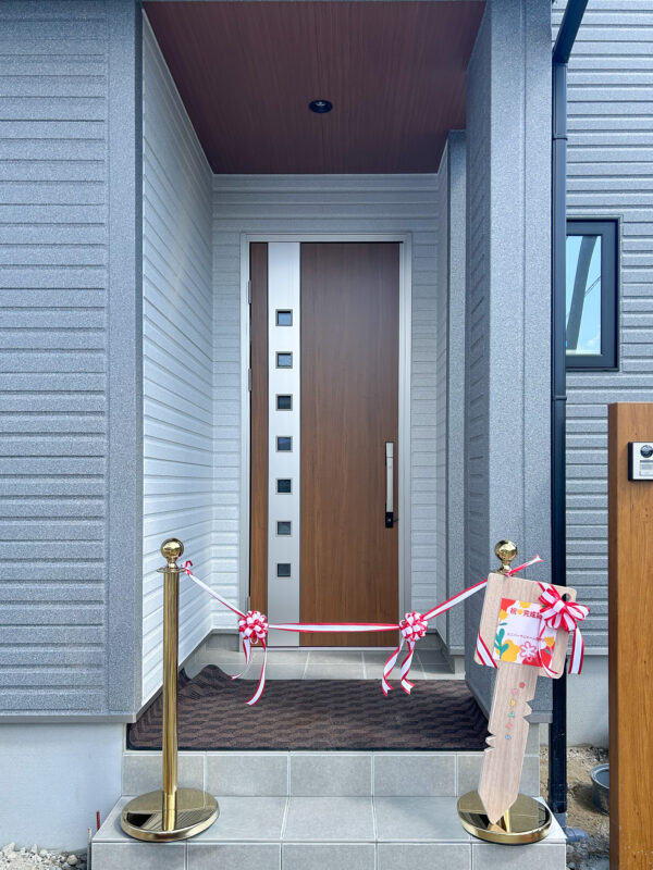 スリットガラスのデザインがスタイリッシュで印象的な玄関ドア（ヴェナートD30）