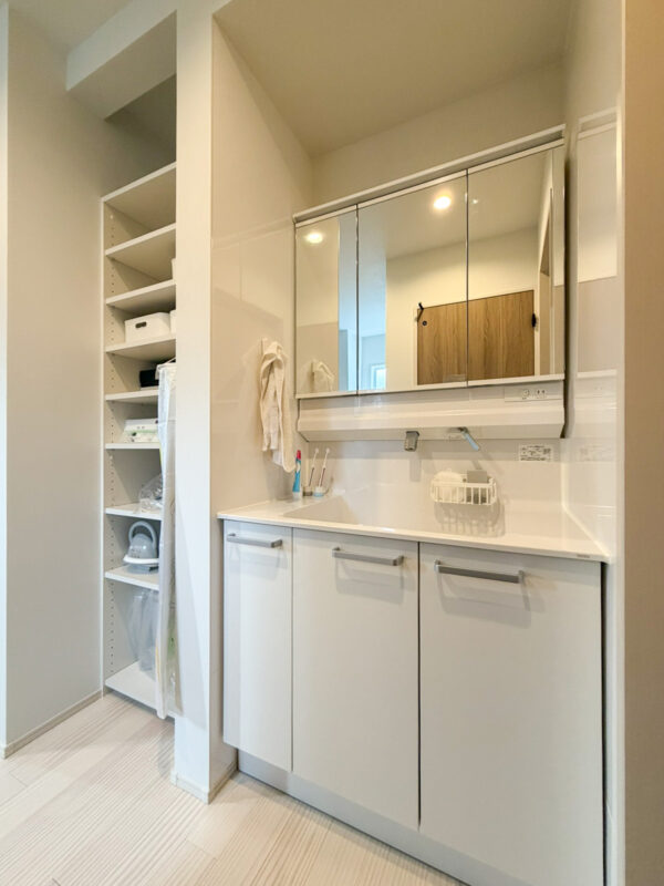 ホールに設けたTOTO「オクターブLite」の独立洗面台と、横に配置した7段可動棚収納