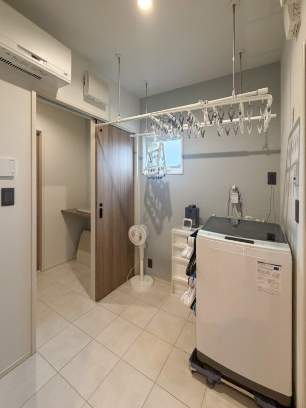 ファミリークロークと、脱衣室兼ランドリールームが横並びの家事ラク動線