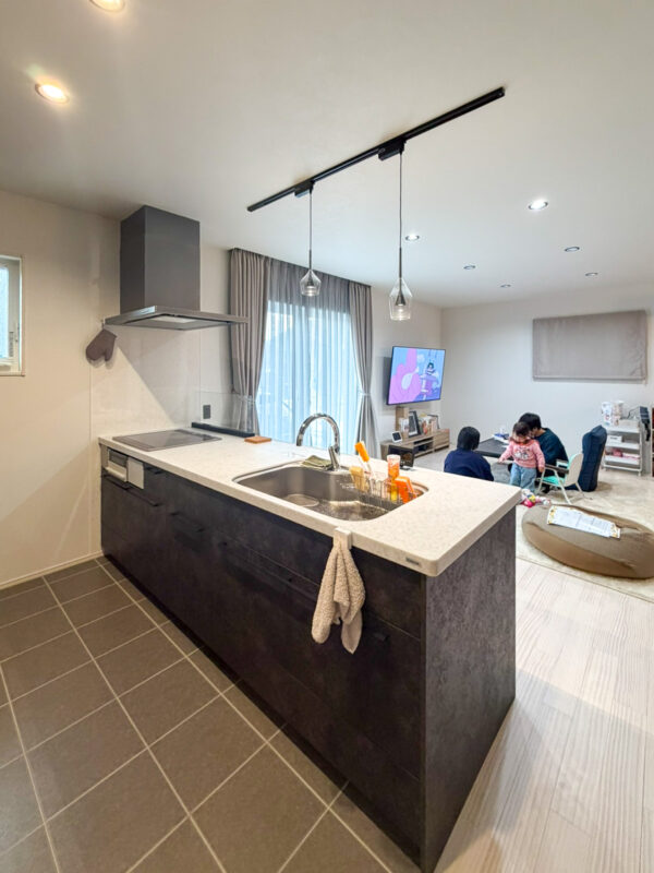 高さが異なる2つのペンダントライトが映える、フルフラットキッチン