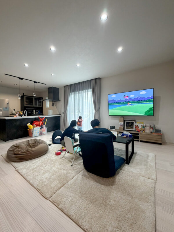 無垢床に床暖房で一年中快適な、約17.9帖のゆとりあるリビング