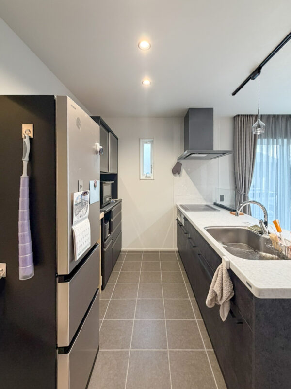 ロッシュチャコールの扉に、アクリストンワークトップのキッチン（STEDIA）