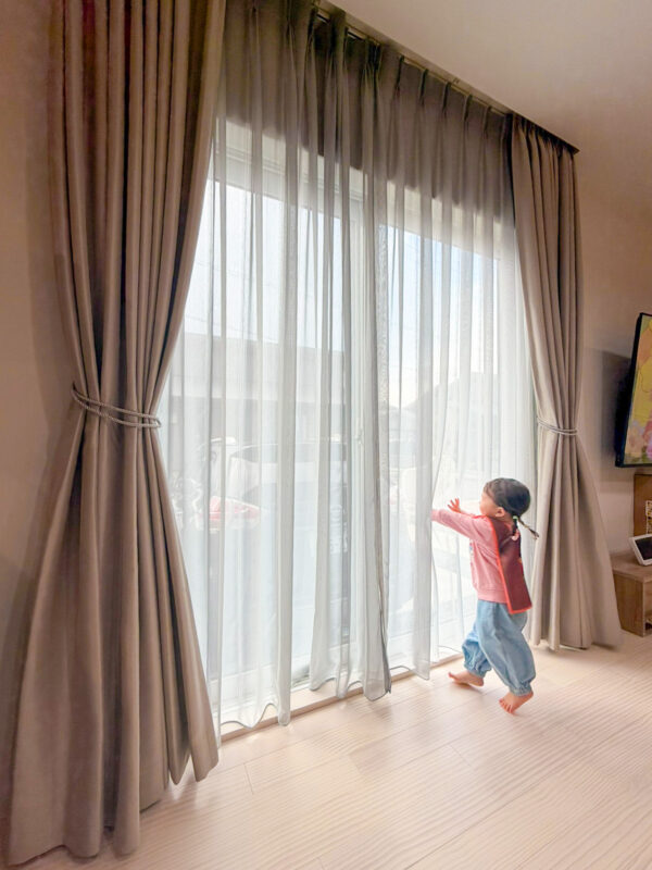 南側の大きな窓から光が差し込み、明るく開放的なリビング