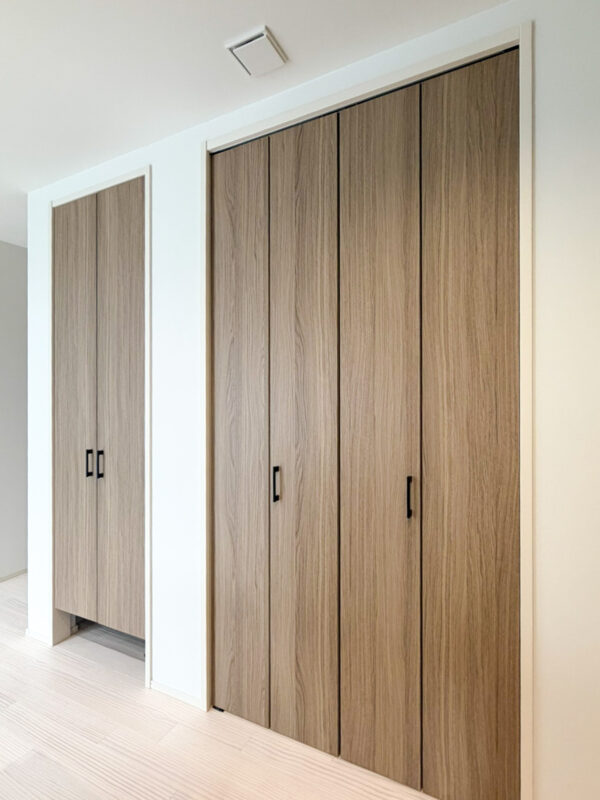 扉付きのハイドア仕様でしっかり収納できる、リビング収納とパントリー