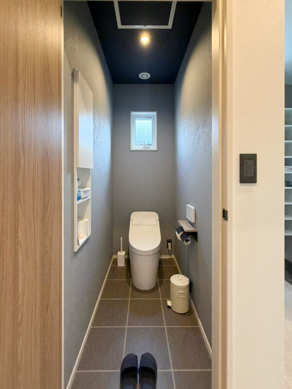 TOTO「GG-J1」を採用した、グレートーンでまとめた1階トイレ
