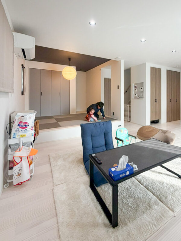 自然と家族が顔を合わせられる、キッチン横を通りリビング階段へとむかう間取り