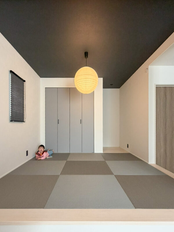 グレーで統一した小上がり和室。和風ペンダントライトが空間のアクセントに