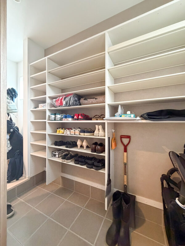 玄関とホールの2way動線を確保した約1.8帖のシューズクローク