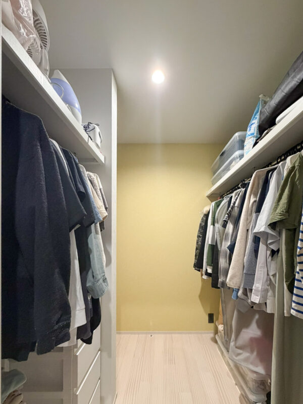 ペールイエローのクロスで明るく優しい印象のファミリークローク(約2.4帖)