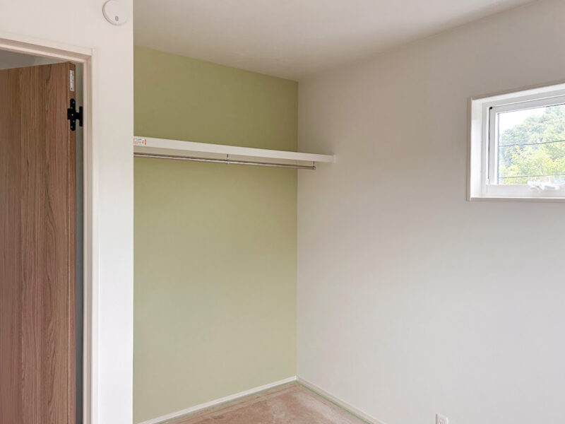 コンビットブラッシングオークの床材に柔らかな色味のアクセントクロスの洋室