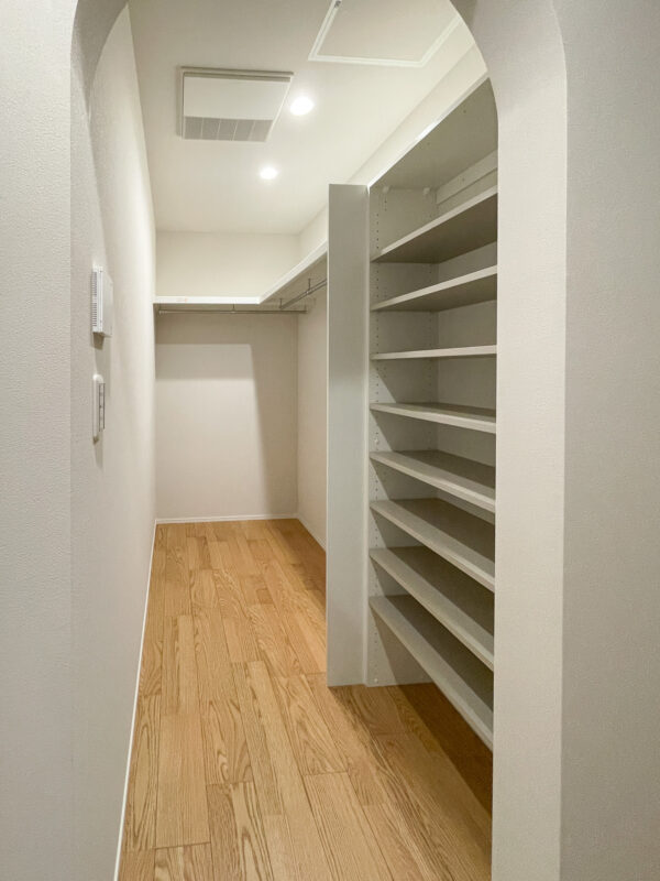 アーチ型の出入り口でオープンタイプの約2.2帖ウォークインクローゼット