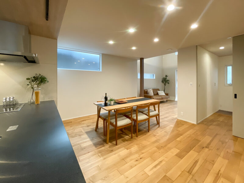 ダイニングを中心に家族が集まる、広々としたリビング・ダイニング