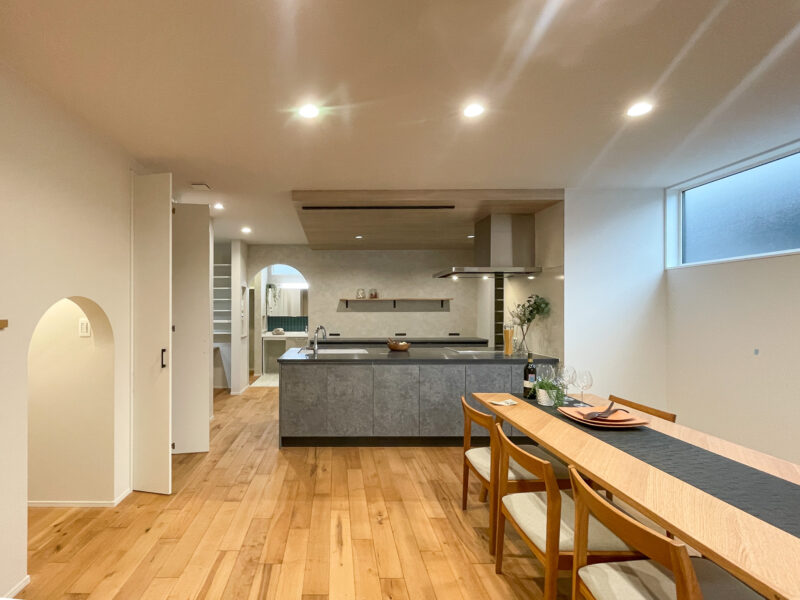 アーリーアメリカンの無垢床にオフホワイトのクロスをあわせた明るくやわらかなLDK空間