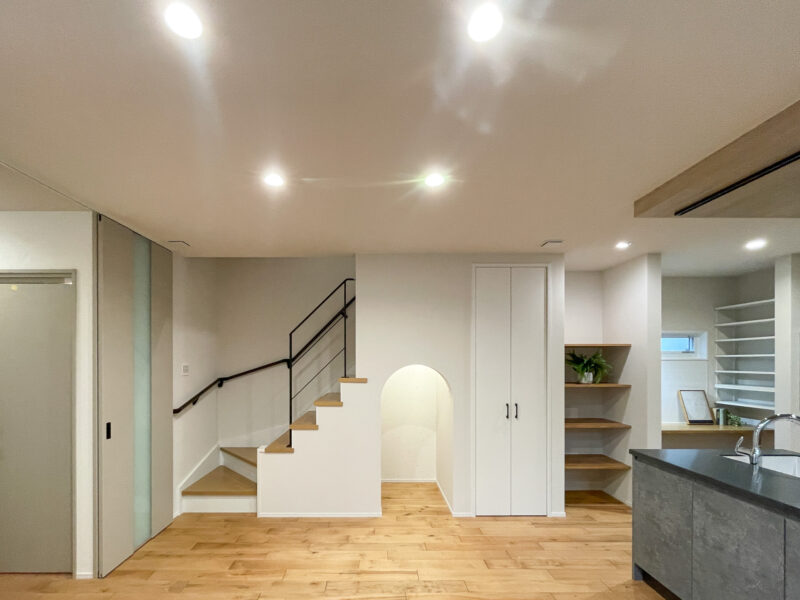 ひな壇階段のリビング階段と階段下収納、扉付リビング収納、オープン収納