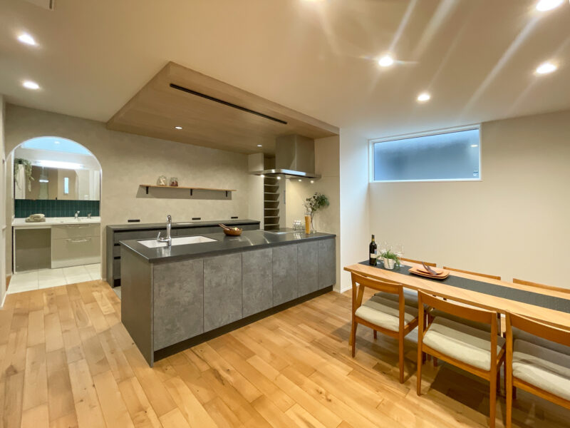 折り下げ天井でゆるやかにゾーニングしたキッチン空間