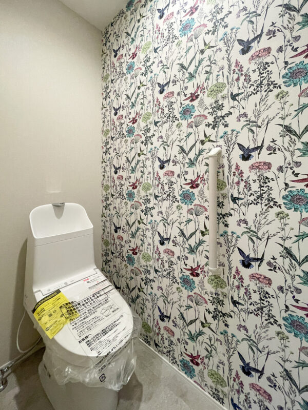 さりげない遊び心を感じられるアクセントクロスが映える2Fトイレ