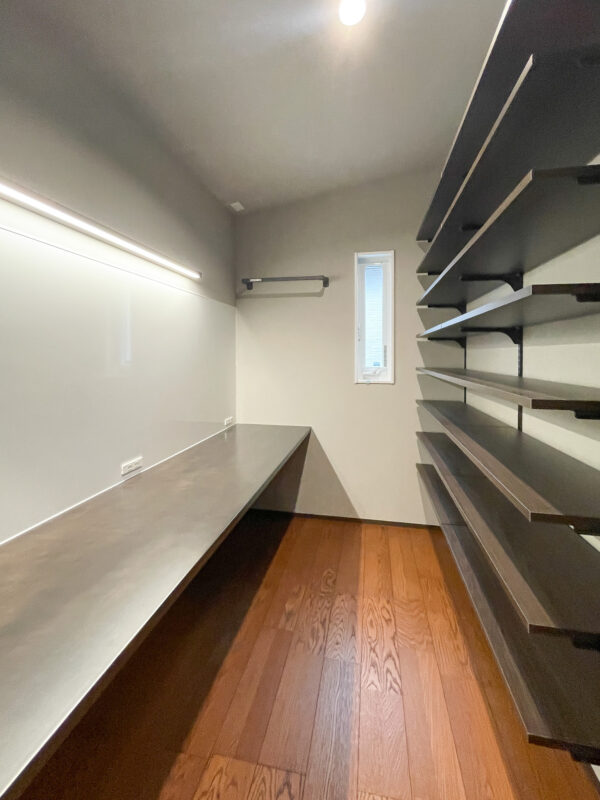 ホワイト基調、ダークブラウンの床やカウンターでまとめたシックな3帖の2F書斎