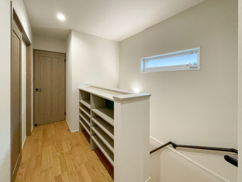 腰壁を活かしたオープン収納を設けた2Fホール