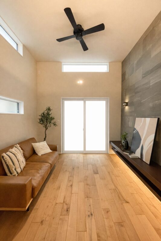 ハイリビング天井で開放感あふれるリビングスペース