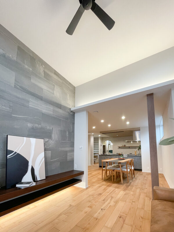 エコカラットのアクセントクロスが印象的なリビング空間