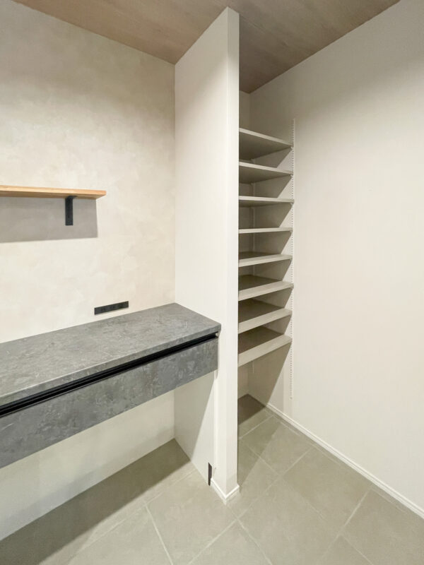 見やすく取り出しやすい、オープンタイプのパントリー