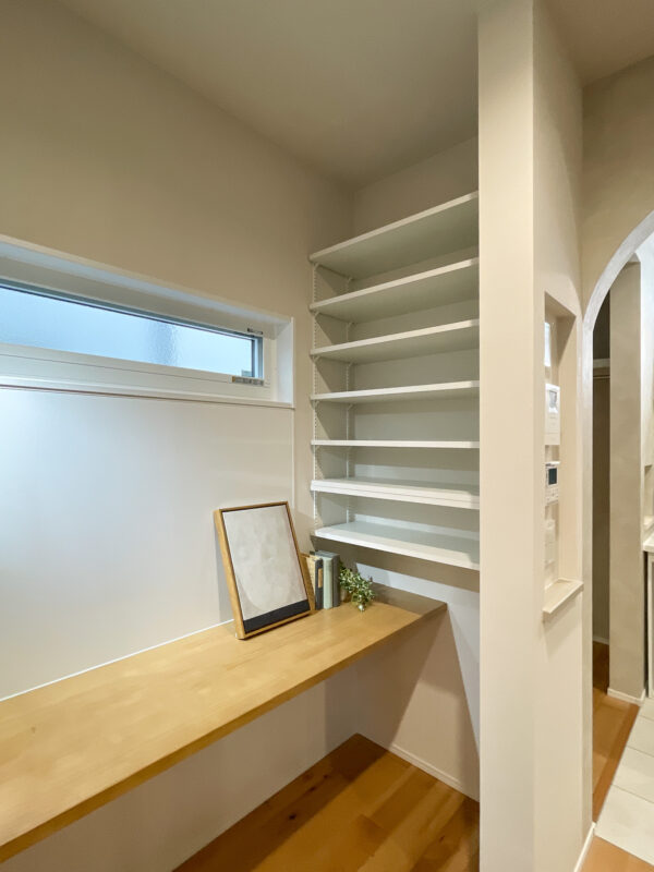 可動棚やニッチを設けた使いやすいカウンタースペース