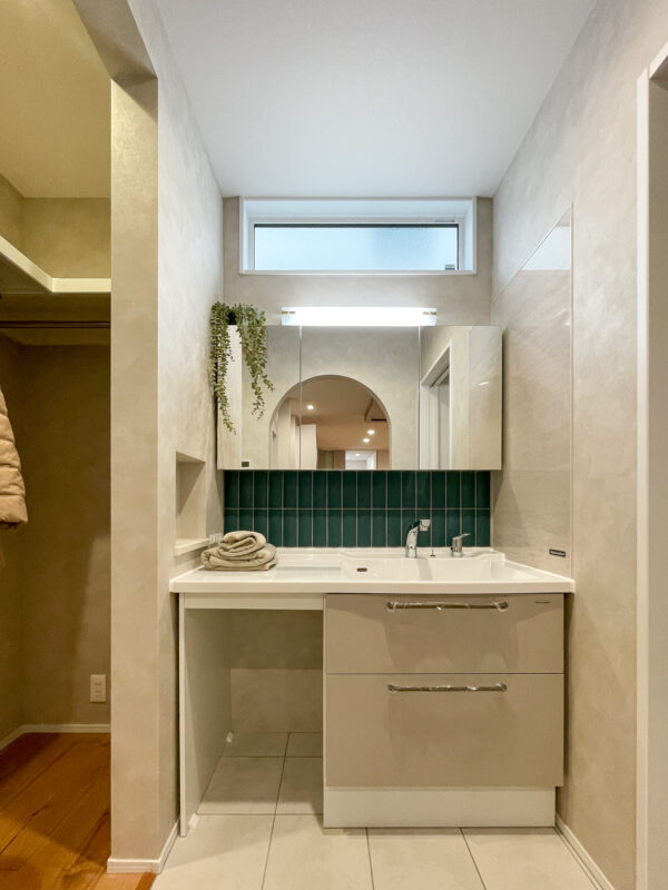 ベージュカラーを基調にまとめ、落ち着きのある洗面室（洗面台はエリシオ）