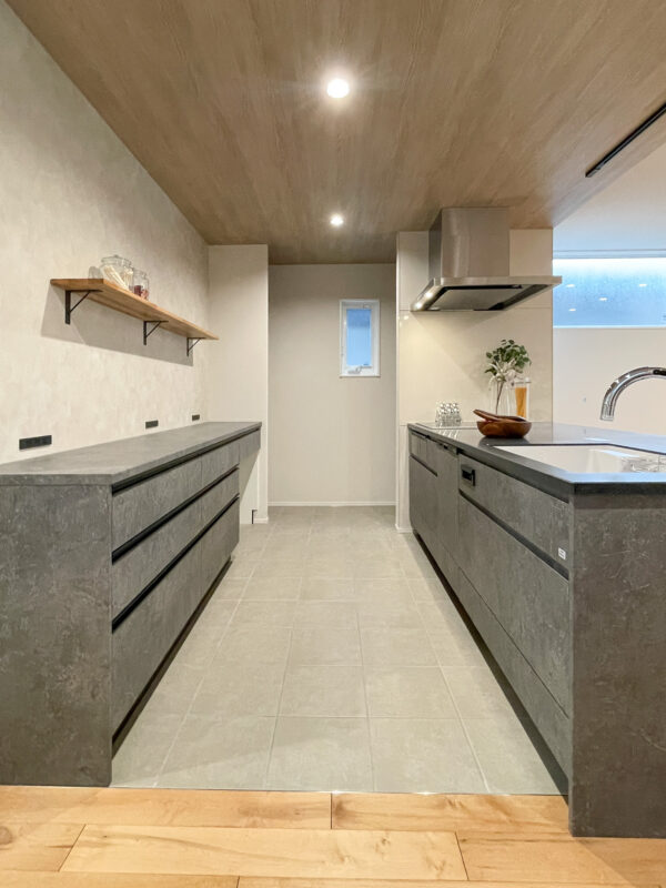 タイル床のキッチンと大容量のカップボード