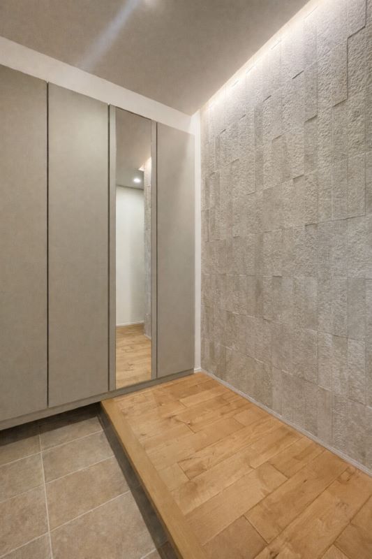 アクセントクロスが映える、ホテルライクな玄関ホール