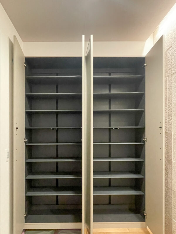 フロートタイプの扉付きで、生活感を見せない大容量の玄関収納