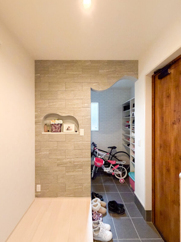 ナチュラルカラーでまとめた玄関ホール