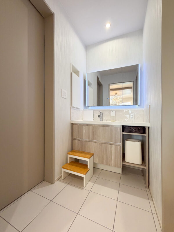 ホワイトとベージュカラーを基調にまとめた、毎日心地よく使える洗面空間