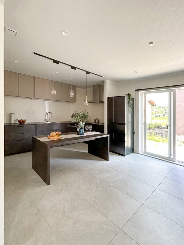 ダイニングテーブルは、キッチンと色味を統一したグラフテクト「アーチレッグ」