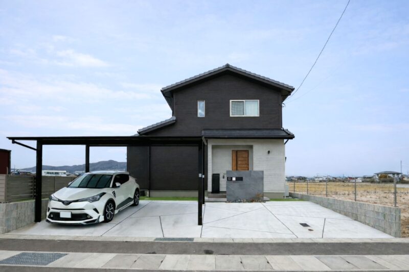 ダークカラーをベースに、玄関まわりに明るいカラーを取り入れた外観