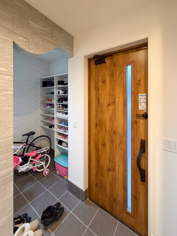 自転車2台も収納できる約2.2帖のシューズクローク