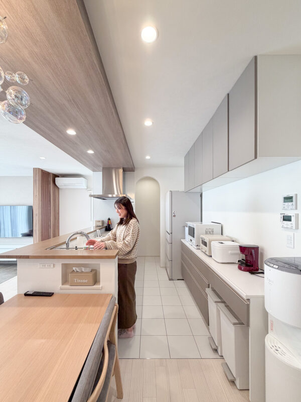 キッチンとカップボードのカラーを統一して、上品にまとまった美しいキッチン空間