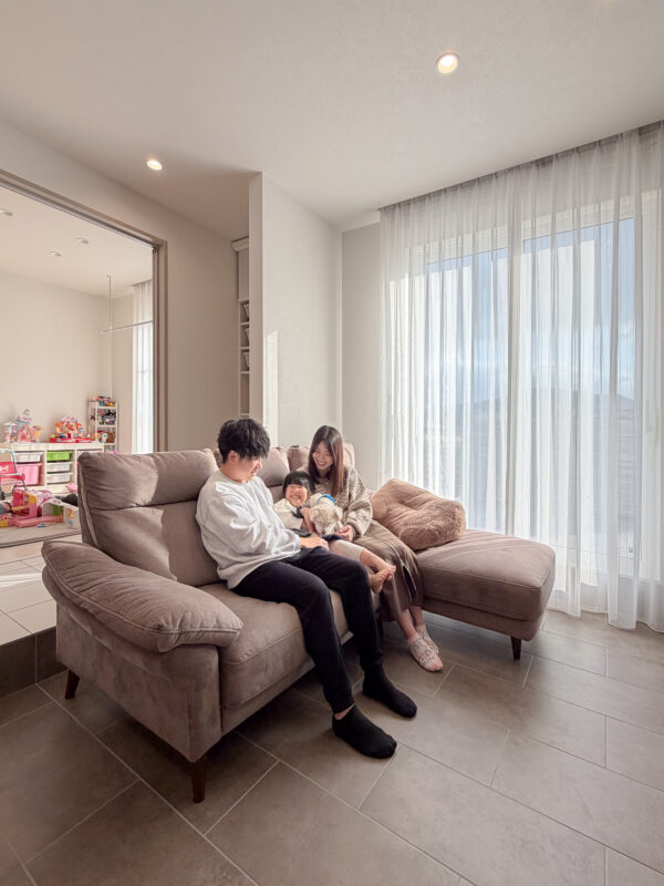 夏はひんやりと、冬は床暖房で暖かく快適なタイル床のリビング