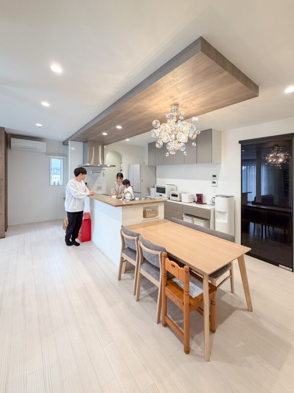 ホワイトカラー基調、明るくやさしい印象のダイニングキッチン