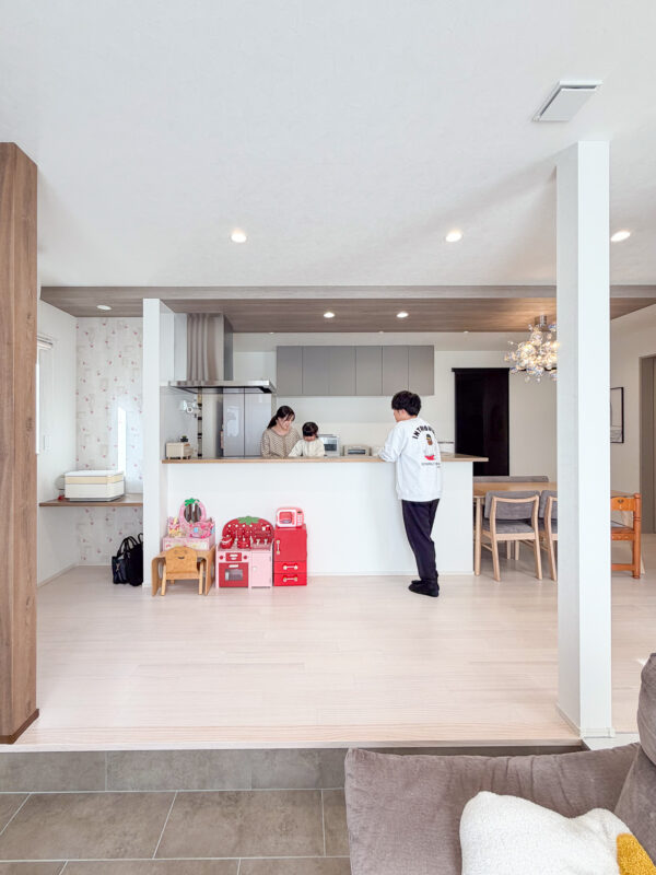 リビングの一角にある、家族の気配を感じながら使えるカウンタースペース