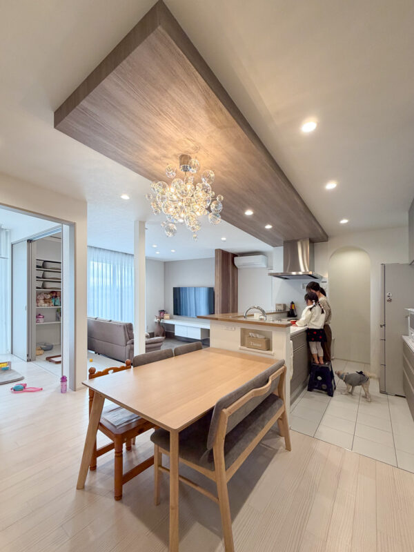 家族が自然と集まり会話が弾む、約10.9帖のダイニングキッチン