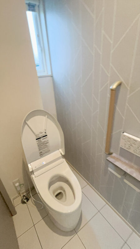 清潔感のあるホワイト・グレーカラーでまとめた1Fトイレ