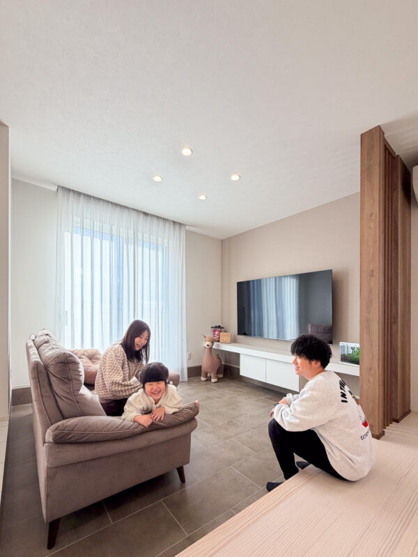 空間に奥行が感じられて開放的な、ダウンフロアのリビング