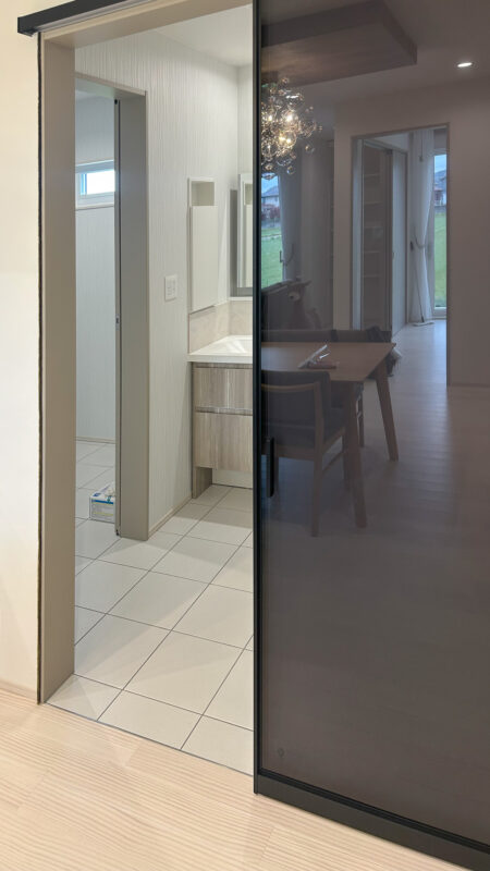 光を通しながらも視線を遮ることができる、 famitto-Gのガラス引戸