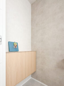 フロートタイプの木目調トイレ収納