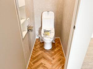 ヘリンボーン柄のクッションフロアが映えるトイレ空間