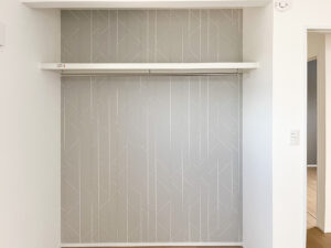 アクセントクロスで空間にさりげない個性をプラスした洋室