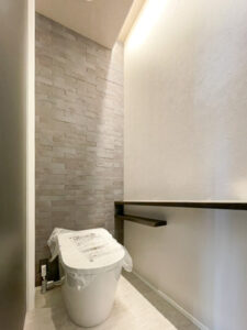 グレーカラーを基調にまとめた、落ち着きのあるトイレ空間
