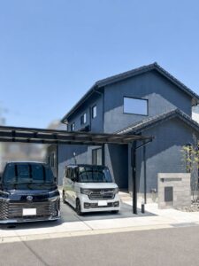 ダークカラーが映える、シックな外観デザイン