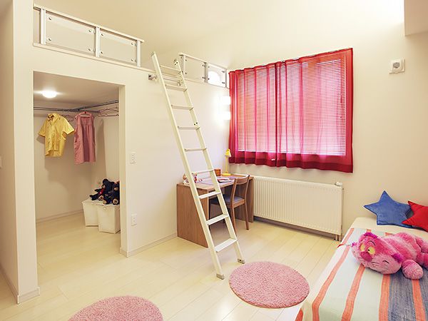 子ども部屋は、整理整頓・掃除などの自己管理を学ぶ大切な空間。専用の収納を設けることで片付けの習慣も身に付き、自立を育みます。